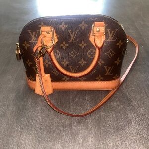 Louis Vuitton, monogram purse Crossbody